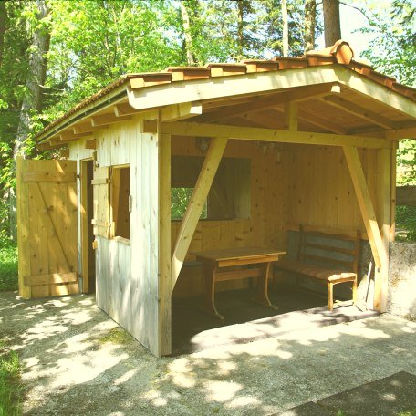 Das Sandkastenhaus mit Sitzecke für die Eltern, © im-web.de/ Touristinformation Fischbachau