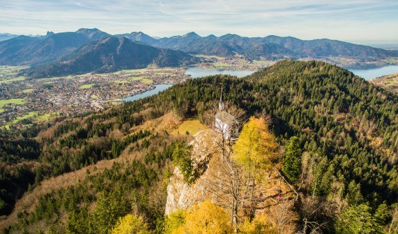 Die Riedersteinkapelle mit dem Tegernsee im Hintergrund, © Alpenregion Tegernsee Schliersee