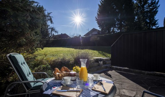 Blick von der Terrasse in den wunderschönen Garten, © im-web.de/ Tourist-Information Bad Wiessee