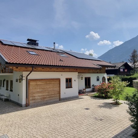 Haus Caroline - Außenansicht mit Wallberg, © Robert Ade