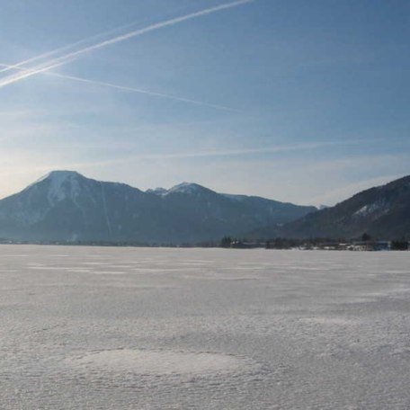 Blick vom See  mit Eisdecke zum Wallberg, © im-web.de/ Tourist-Information Bad Wiessee