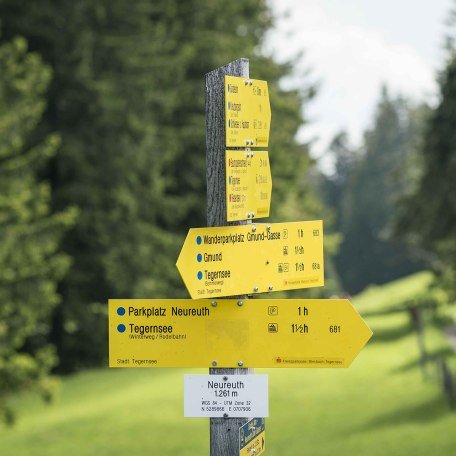 Der Wanderbeschilderung nach geht es vom Schliersee an den Tegernsee, © Dietmar Denger