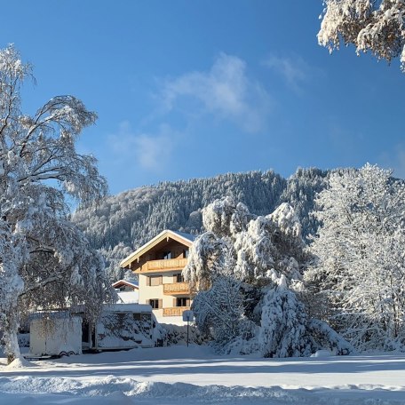 Haus aussen Winter, © im-web.de/ Regionalentwicklung Oberland Kommunalunternehmen