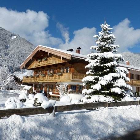 Winteransicht Gästehaus Becher mit neuem Anbau 2017, © im-web.de/ Regionalentwicklung Oberland Kommunalunternehmen