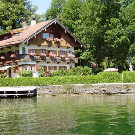 Haus Seeblick mit eigenem Badesteg, © im-web.de/ Tourist-Information Bad Wiessee