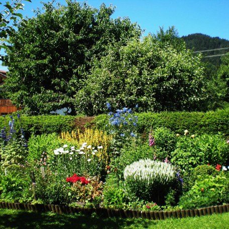 Blumenbeet im Garten, © im-web.de/ Tourist-Information Bad Wiessee