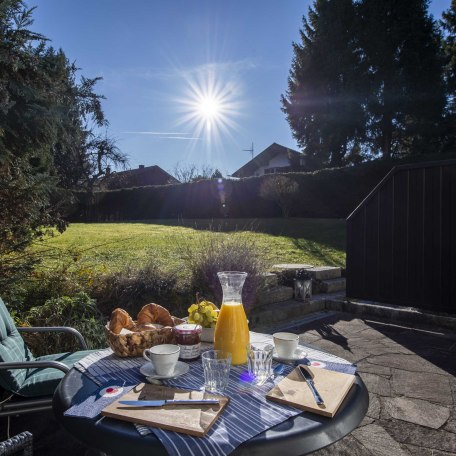 Blick von der Terrasse in den wunderschönen Garten, © im-web.de/ Tourist-Information Bad Wiessee