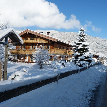 Winteransicht Gästehaus Becher mit neuem Anbau 2017, © im-web.de/ Regionalentwicklung Oberland Kommunalunternehmen