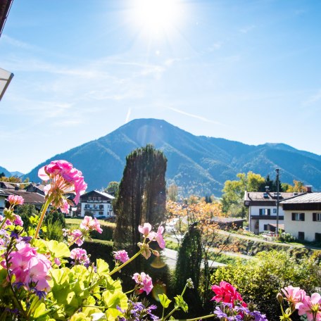 Südbalkon mit Blick auf den Wallberg, © im-web.de/ Regionalentwicklung Oberland Kommunalunternehmen